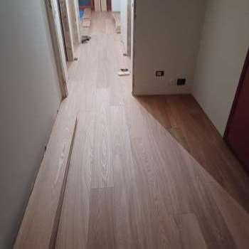 Parquet in olmo moderno verniciato naturalizzato